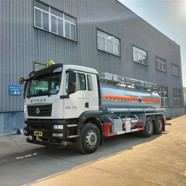 駐馬店14.5方重汽汕德卡6x4腐蝕性物品罐式運(yùn)輸車