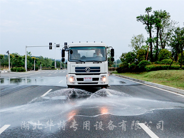 灑水車(chē)前沖灑水