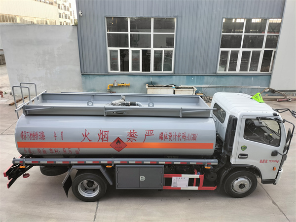 東風(fēng)多利卡8噸油車(chē).jpg